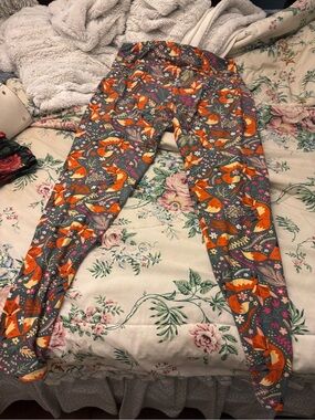 Fox Print Women's Leggings - Gray Base with Orange Foxes